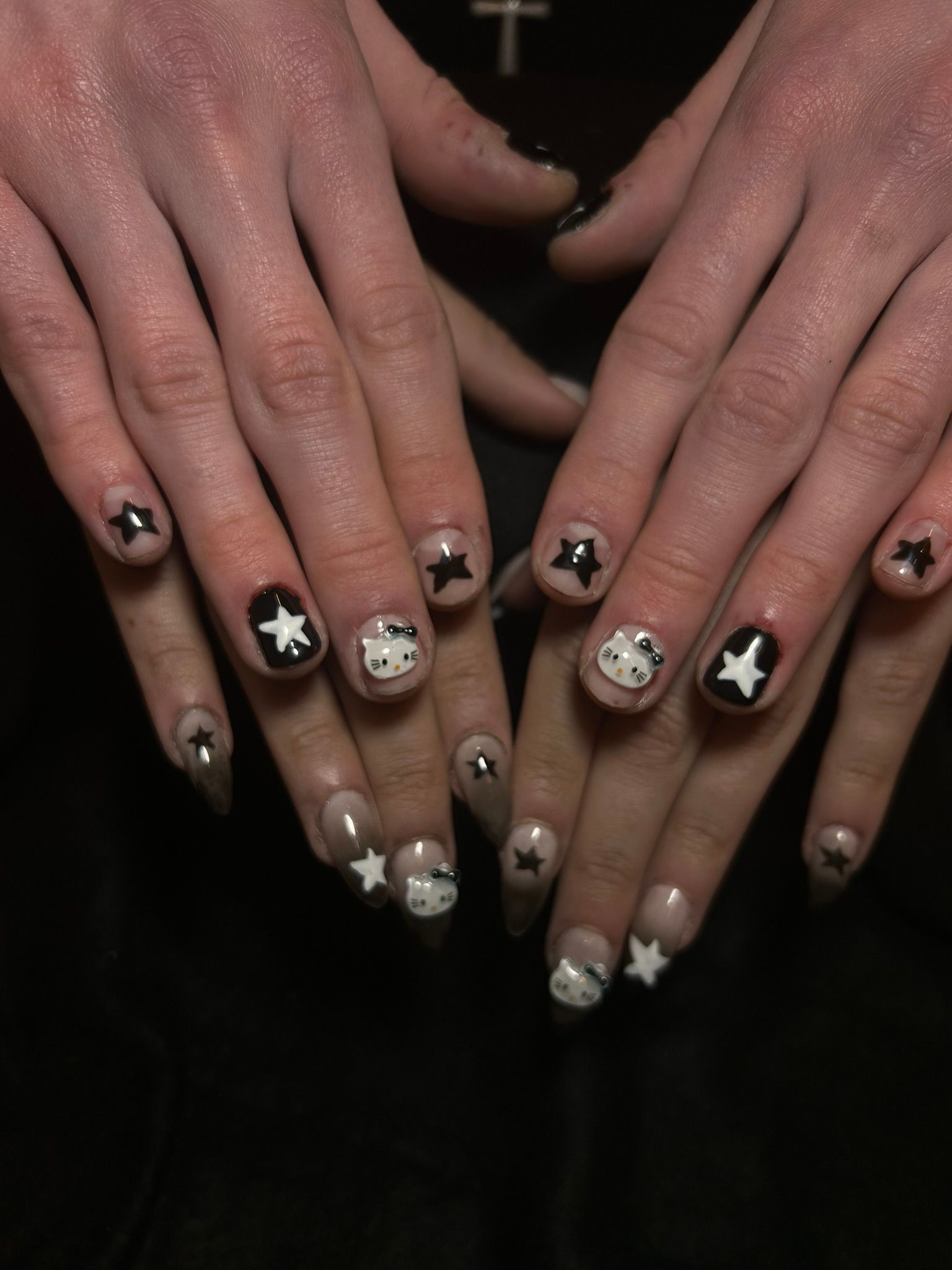 Les mains d'une femme aux ongles bleus et à la bague en or