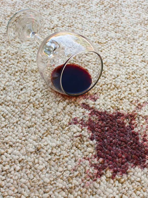 Verschüttetes Weinglas auf Teppich