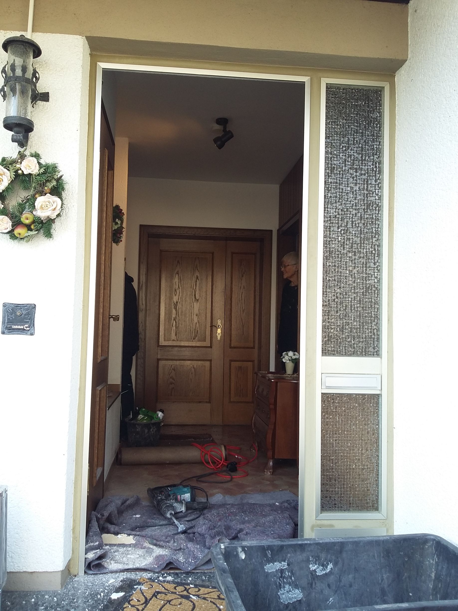 Ein zerbrochenes Fenster mit einer Spiegelung von Bäumen darin