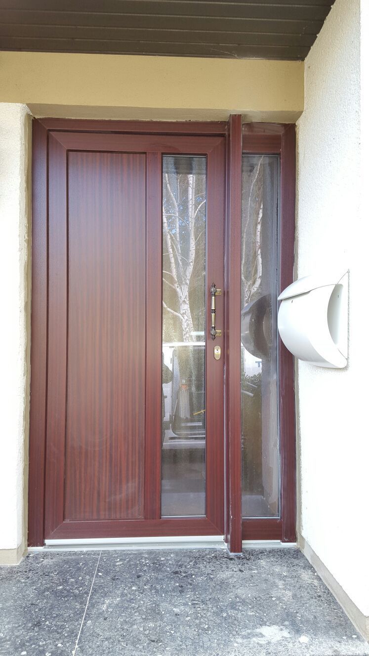 Eine Nahaufnahme eines weißen Fensters mit der Spiegelung einer Person darin.