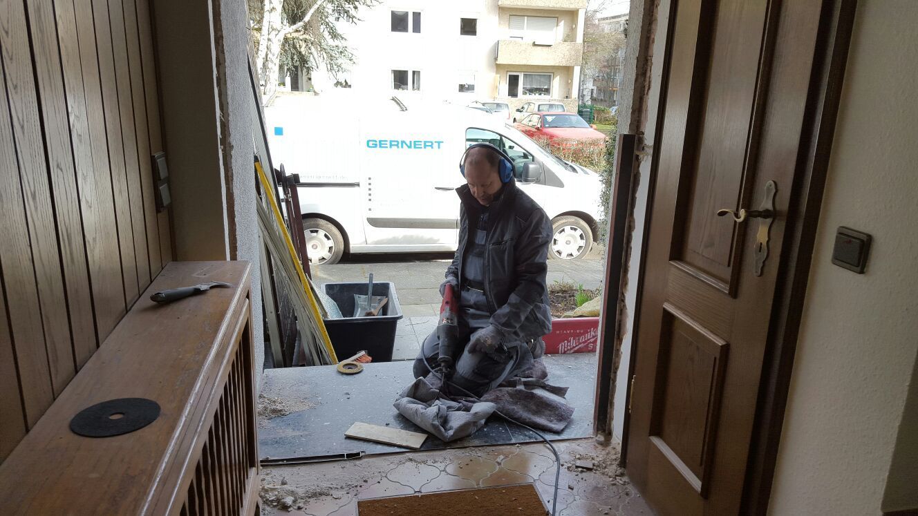 Eine Nahaufnahme eines zerbrochenen Fensters mit einem Loch darin.