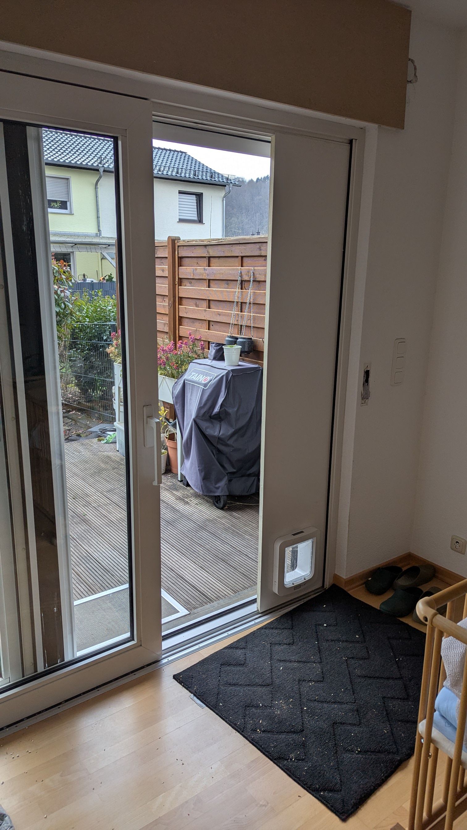 Eine Nahaufnahme eines zerbrochenen Fensters mit einem Loch darin.