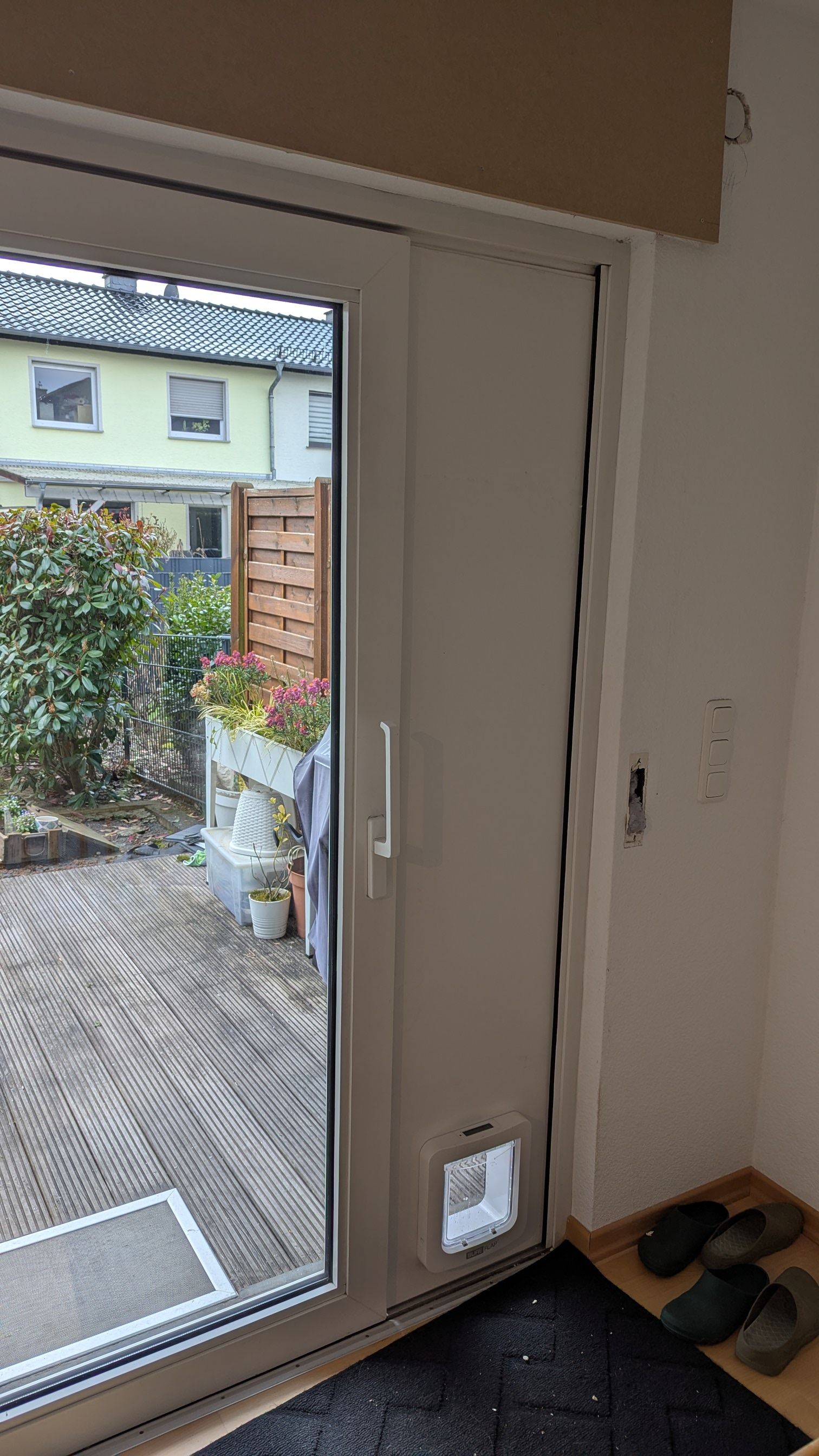 Ein zerbrochenes Fenster mit einer Spiegelung von Bäumen darin