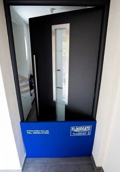 Mitarbeiter von Türen Gernert schraubt an Fensterrahmen