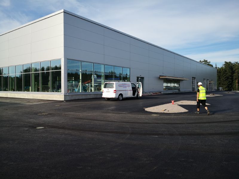 Sähkötoimisto Kenttälän pakettiauto liiketilan pihalla