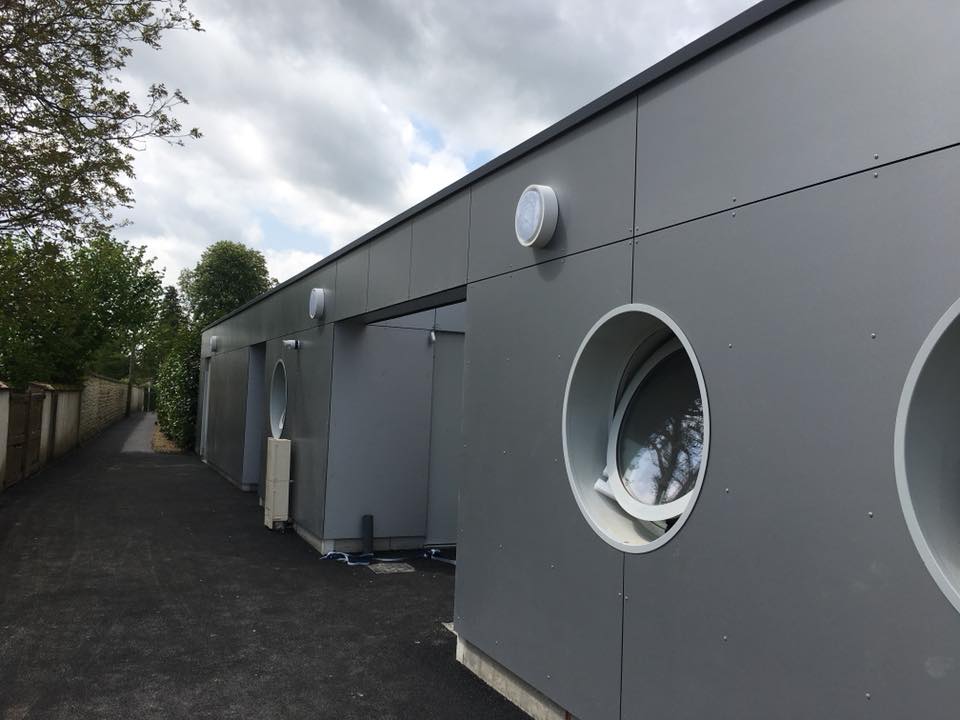 Luminaires extérieurs bâtiment professionnel