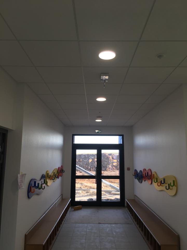 Luminaires couloir bâtiment professionnel