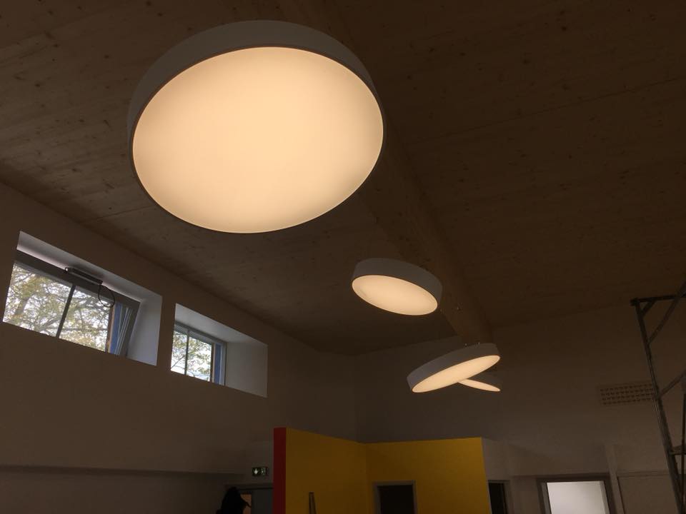 Luminaires pour plafonds de bâtiments tertiaires