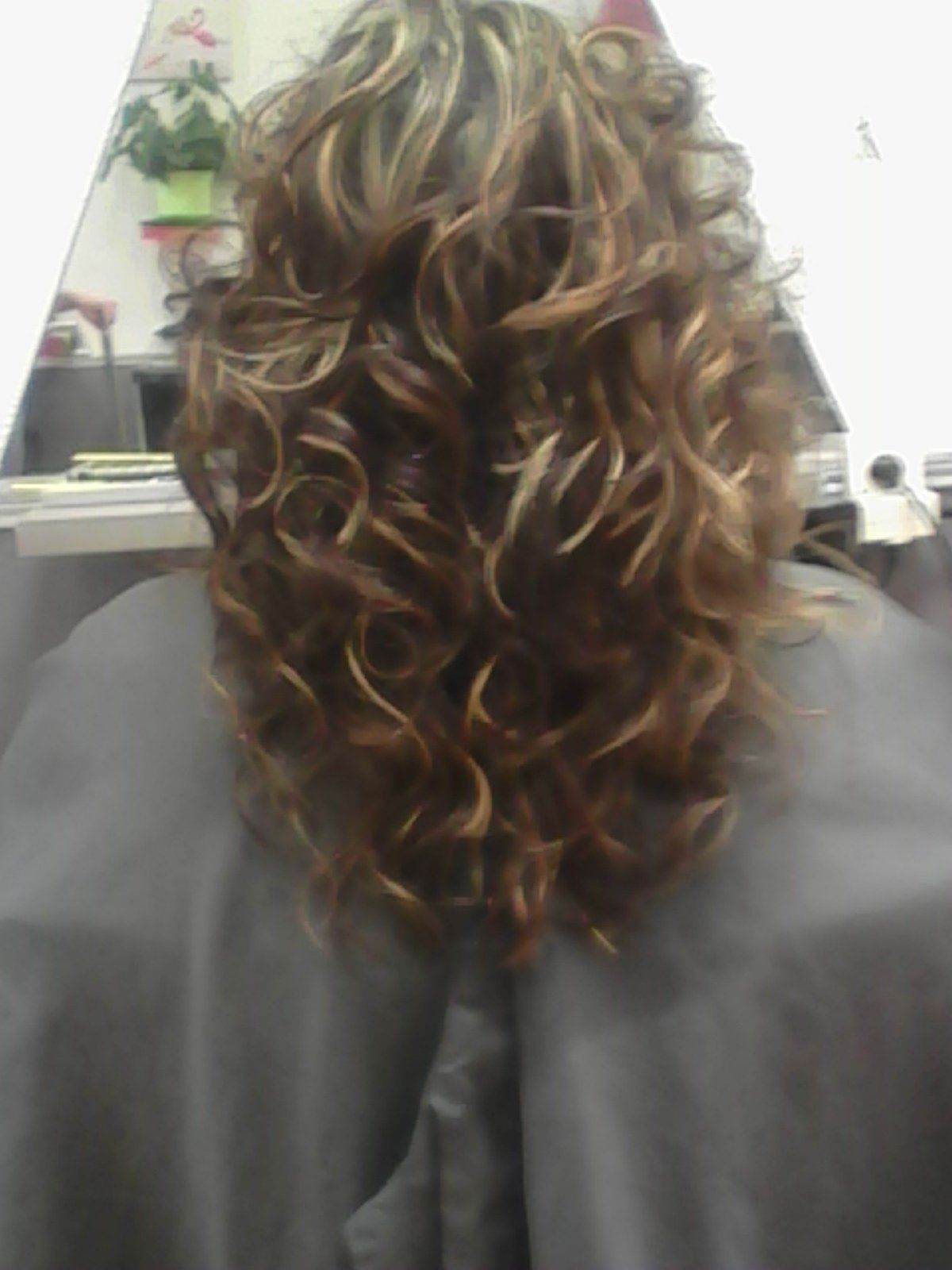 Coupe blonde frisée femme