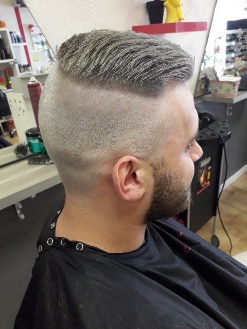 Coupe homme rasé sur les côtés