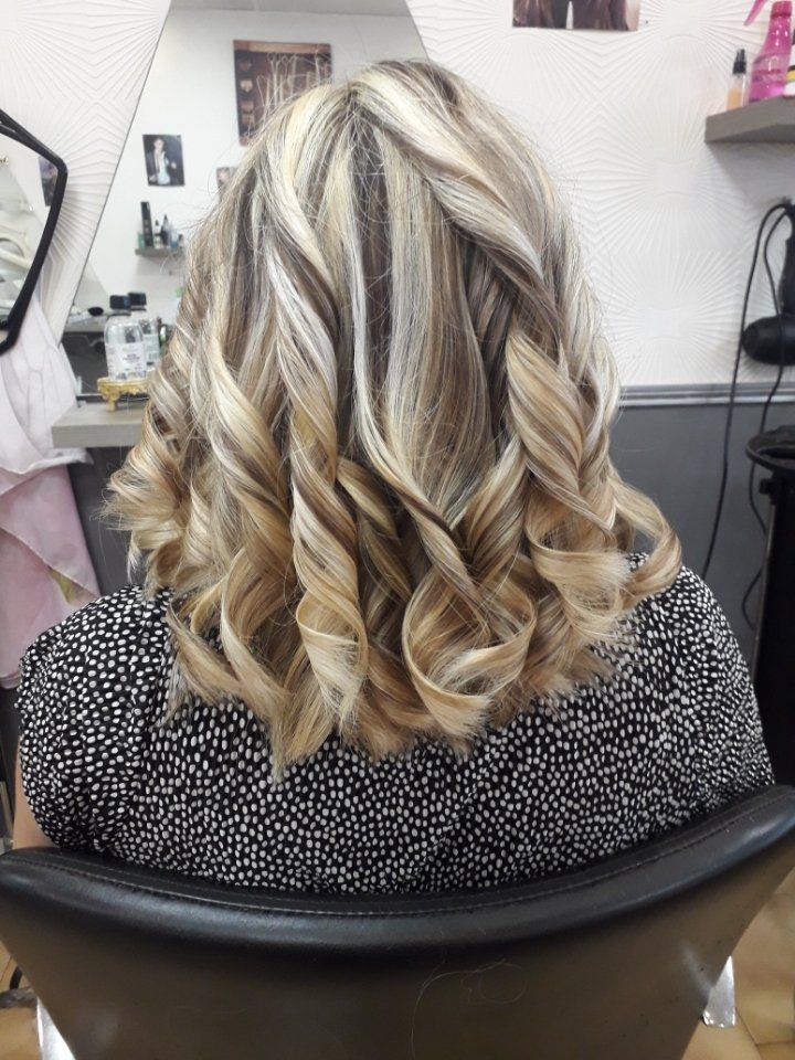 Coupe longue blonde frisée