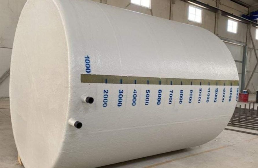 Un gran cilindro blanco con números está en un almacén.