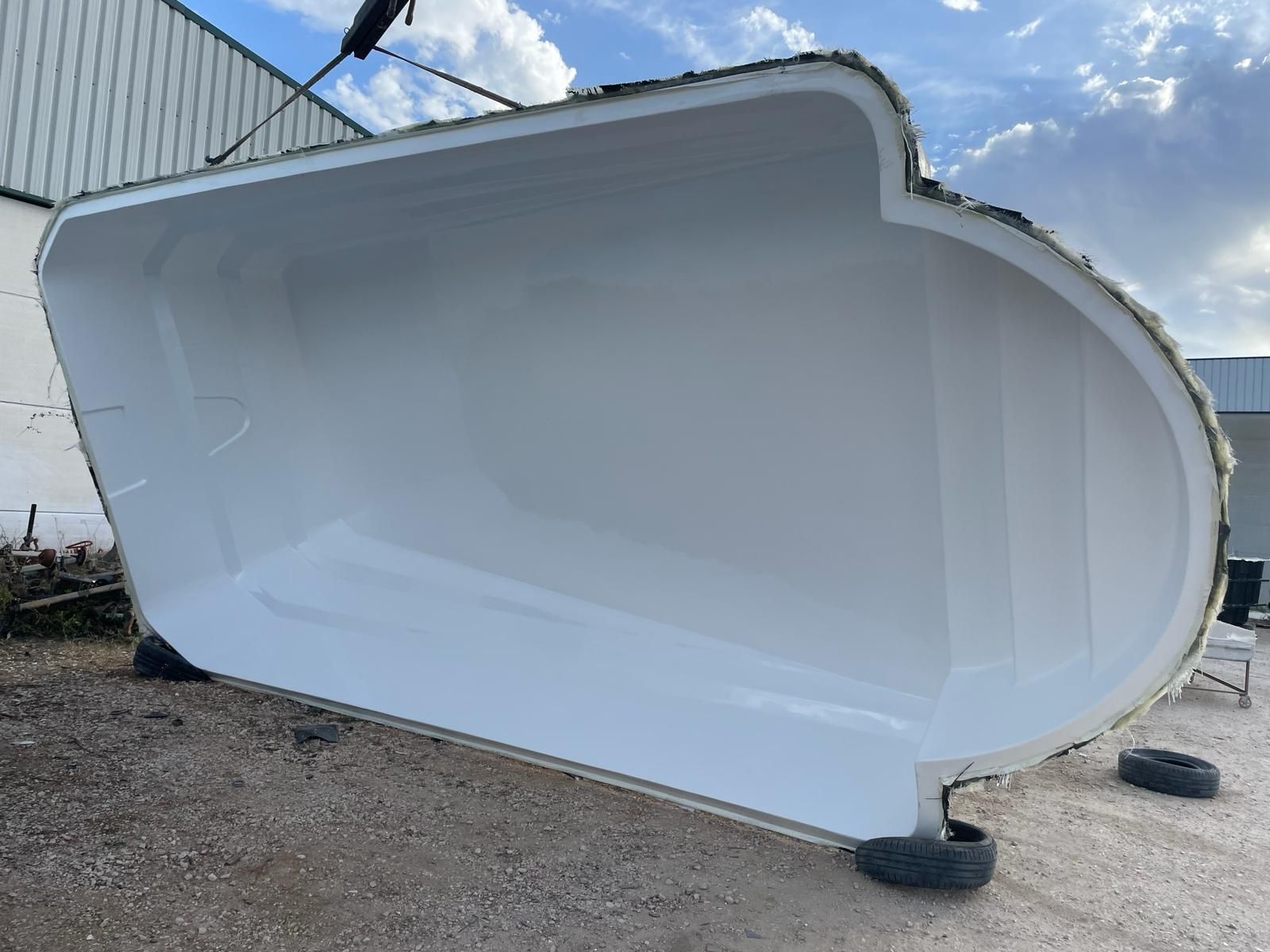 Una gran piscina blanca se encuentra en el suelo frente a un edificio.