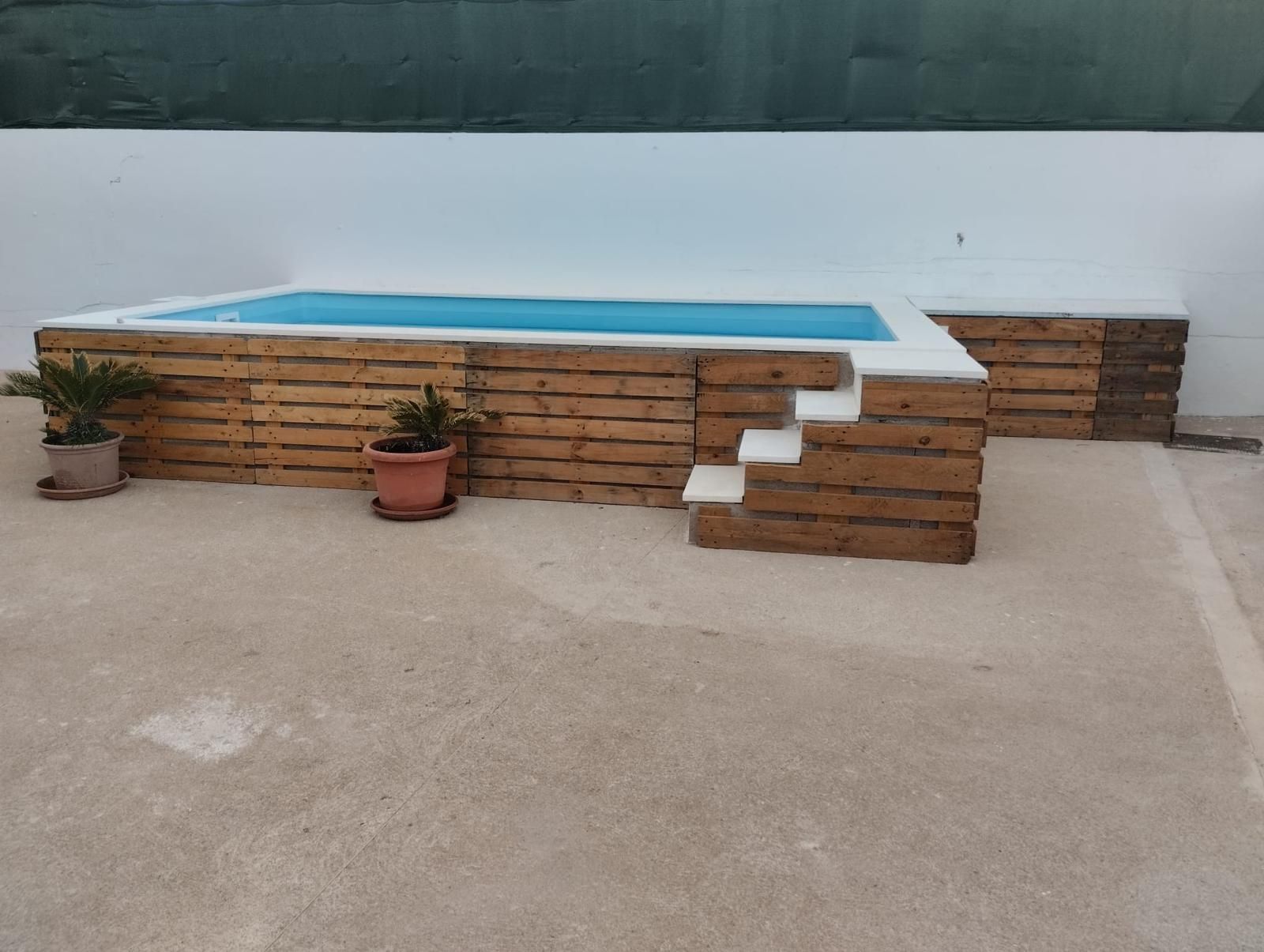 Una piscina hecha con palets de madera