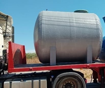Un tanque grande está en la parte trasera de un camión semirremolque