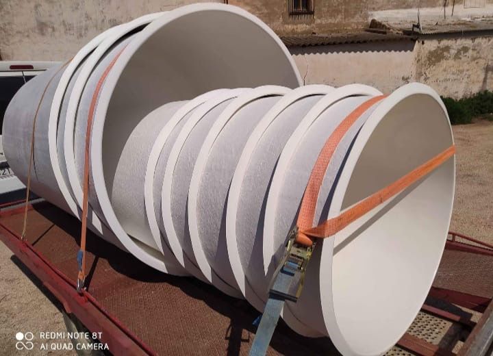 Un montón de tubos blancos apilados uno encima del otro