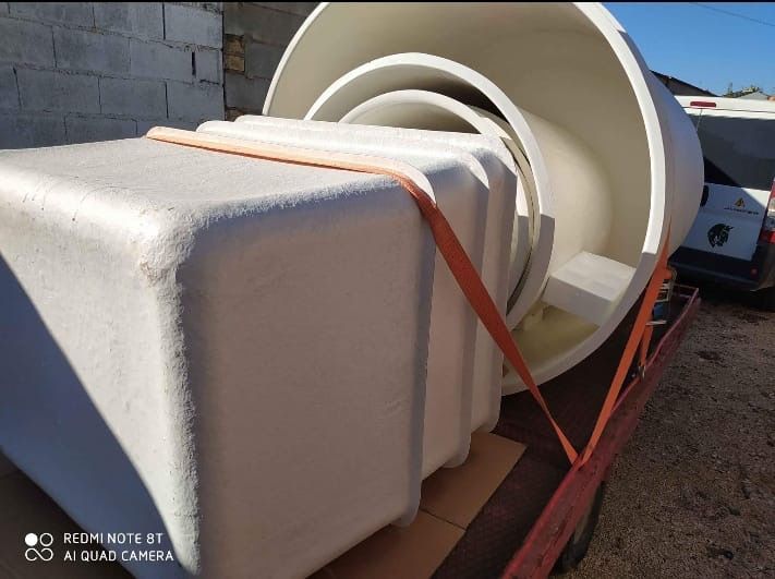 Un gran contenedor blanco con una correa alrededor.