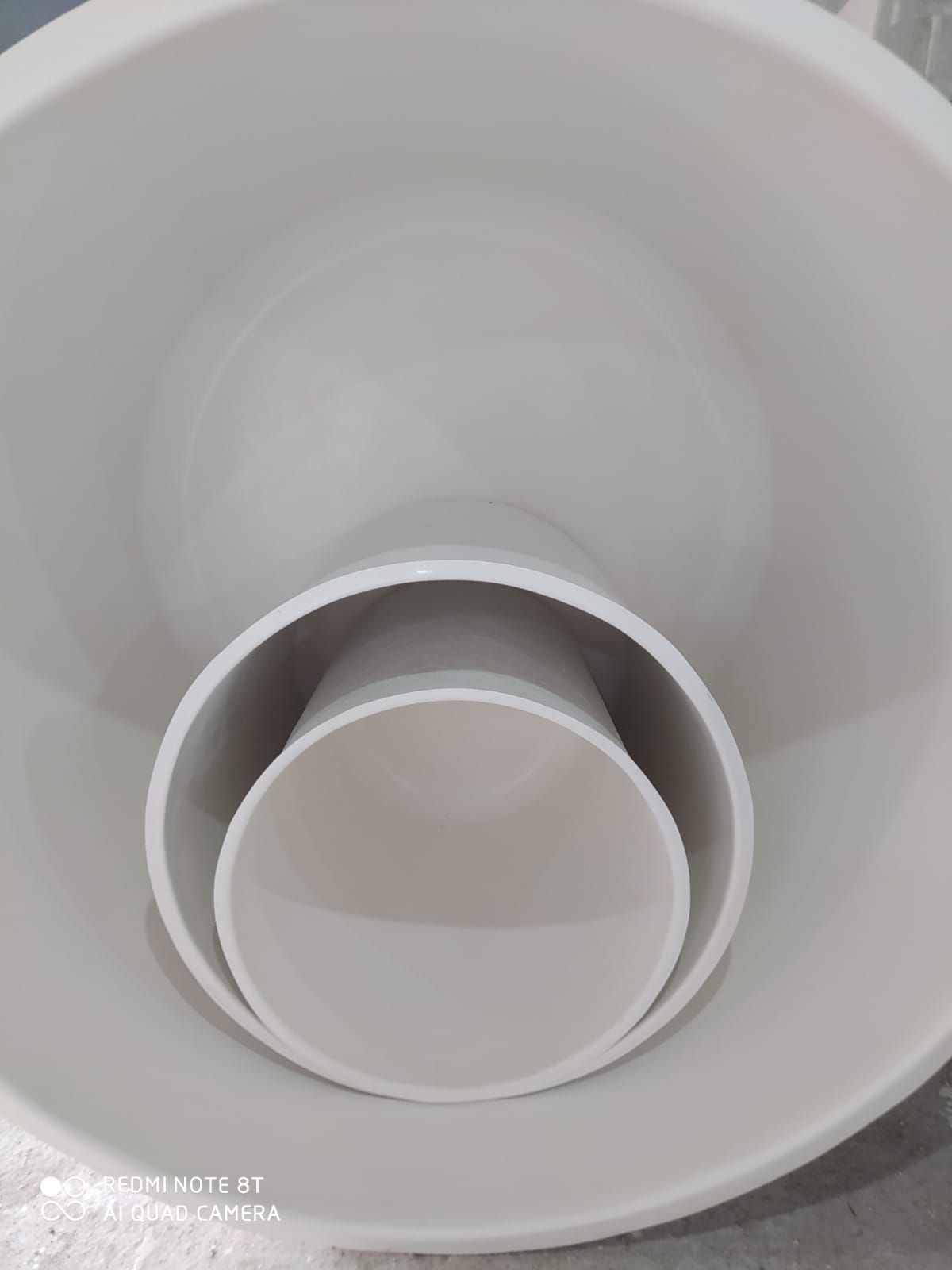 Dos tubos de plástico blancos están dentro de un recipiente blanco.