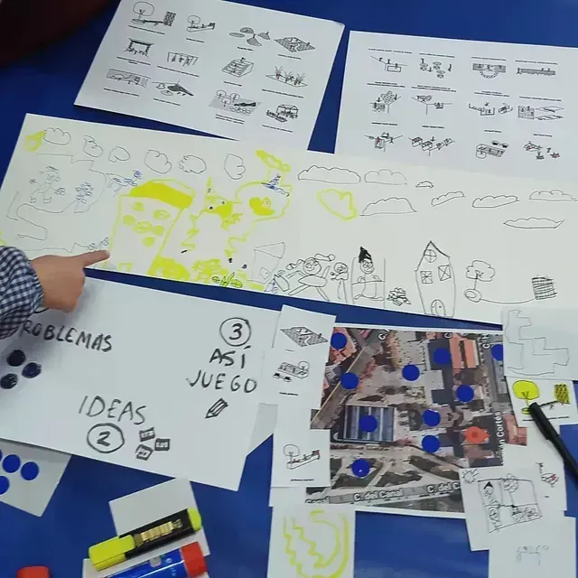 Persona señala un dibujo colaborativo con el texto 