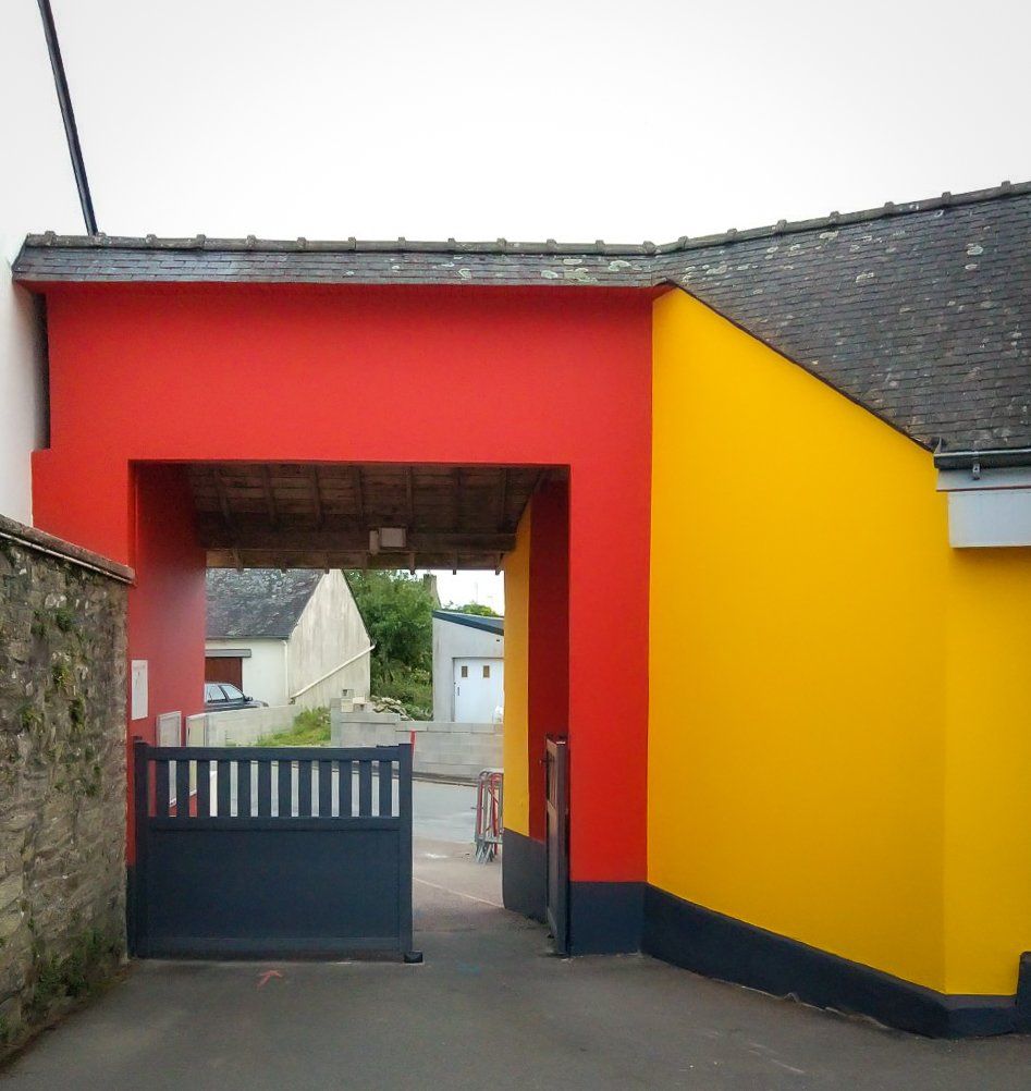 peinture rouge et jaune