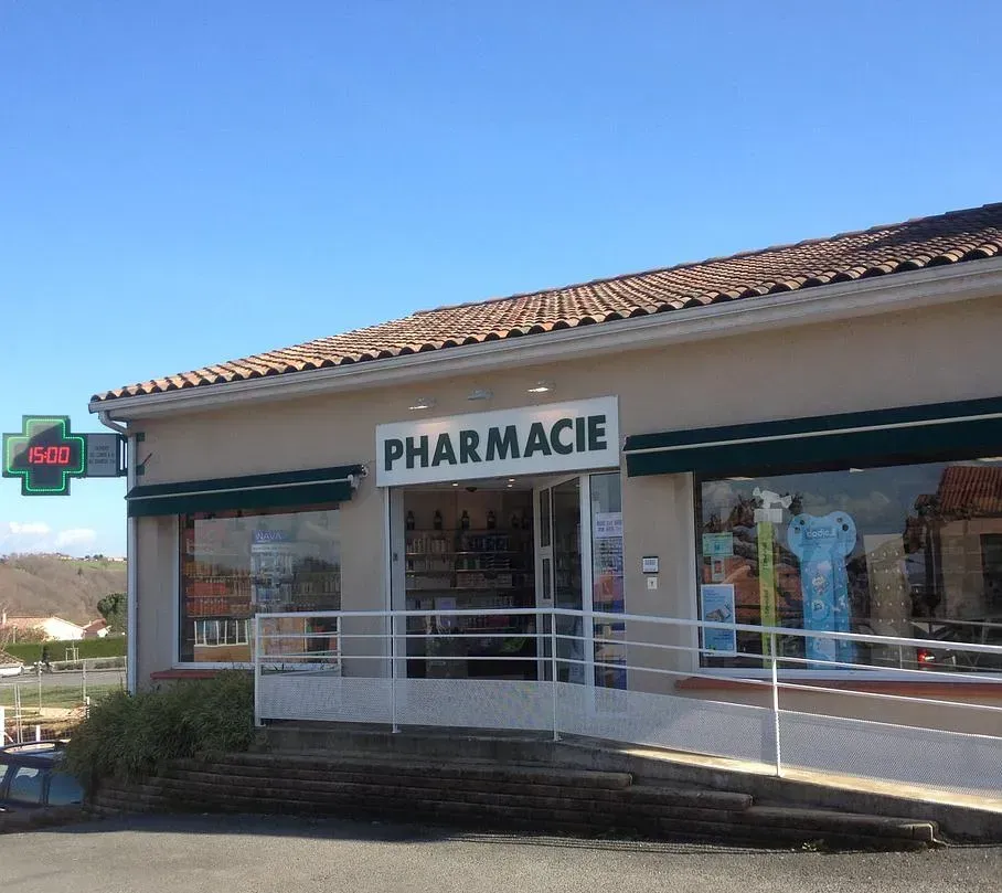 Devanture de la Pharmacie de Cambon.