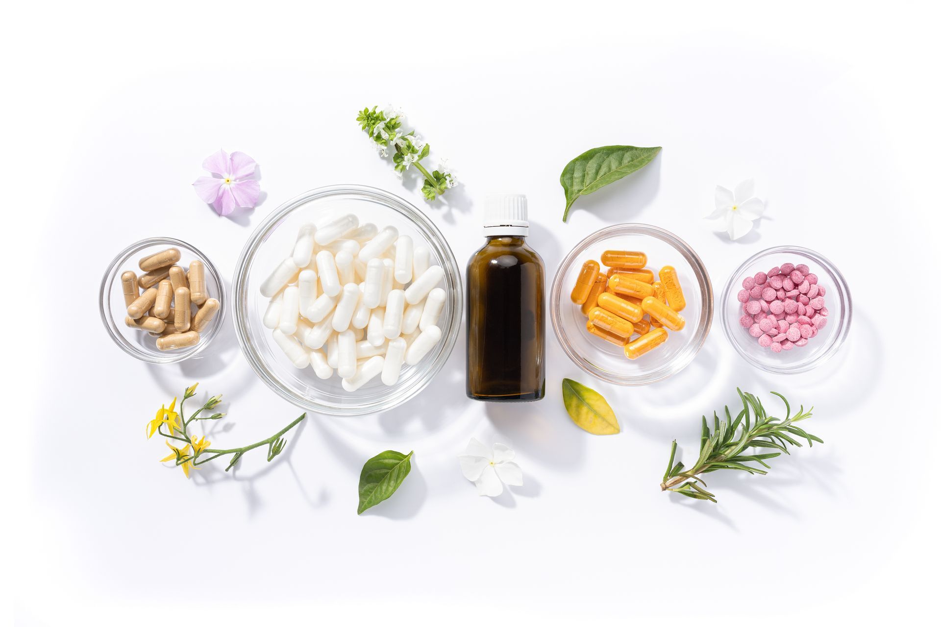 Une composition de capsules de vitamines assorties et d'un flacon.
