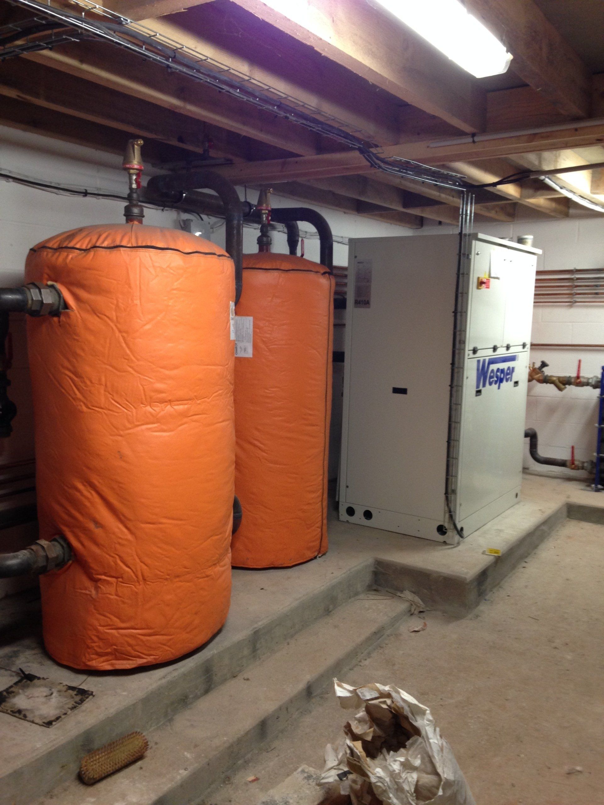 Appareils oranges dans un sous-sol