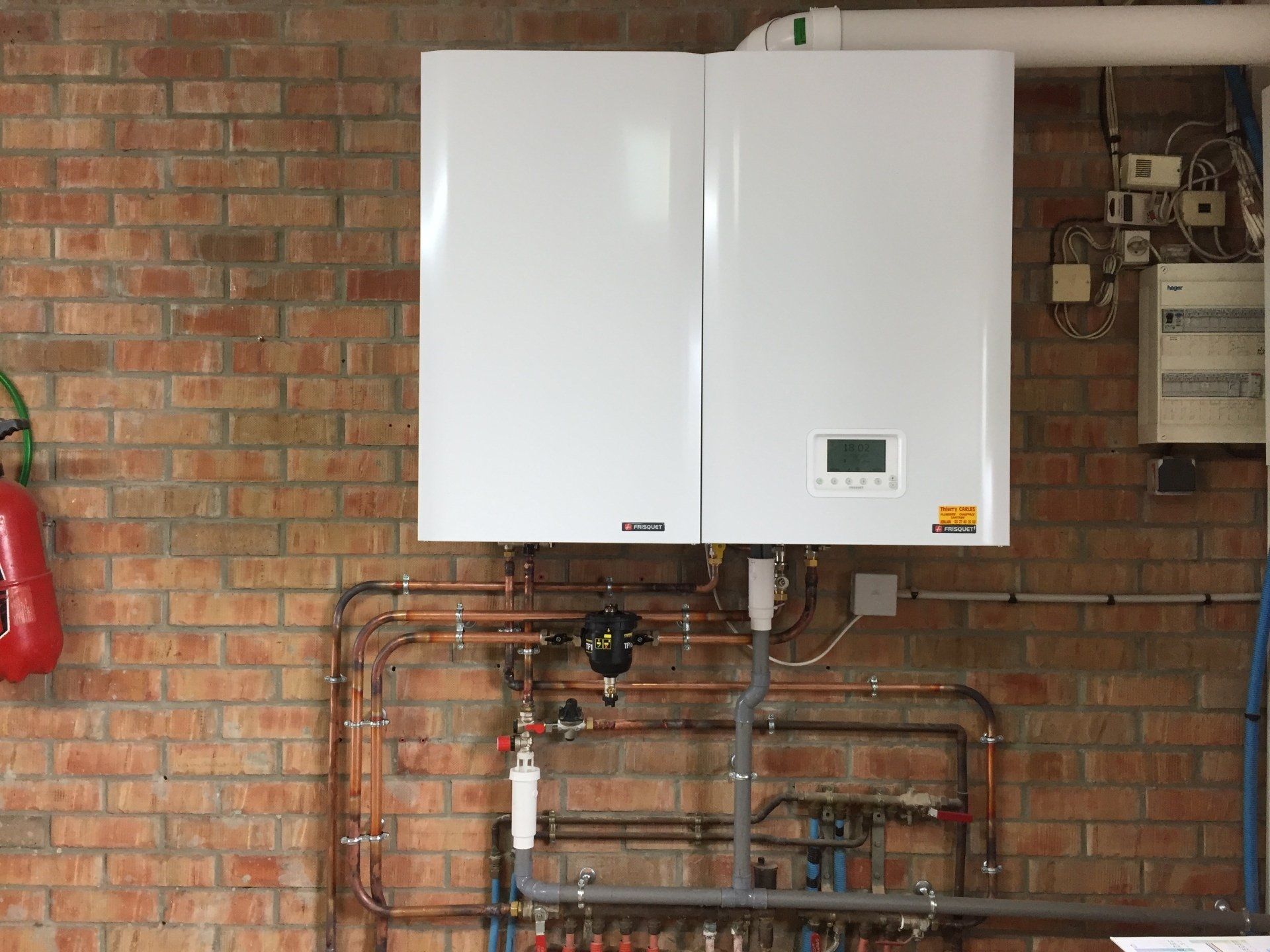 Chaudière installée sur un mur en briques