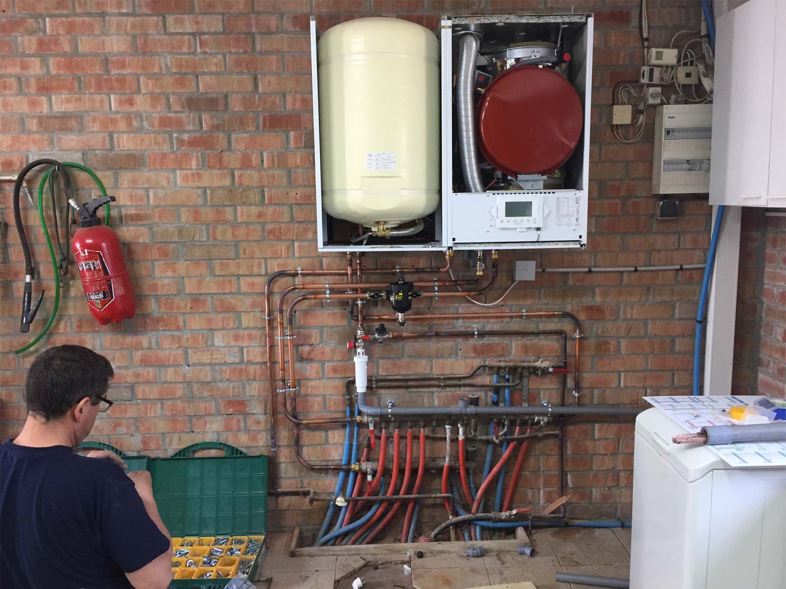 Plombier-chauffagiste qui installe une chaudière