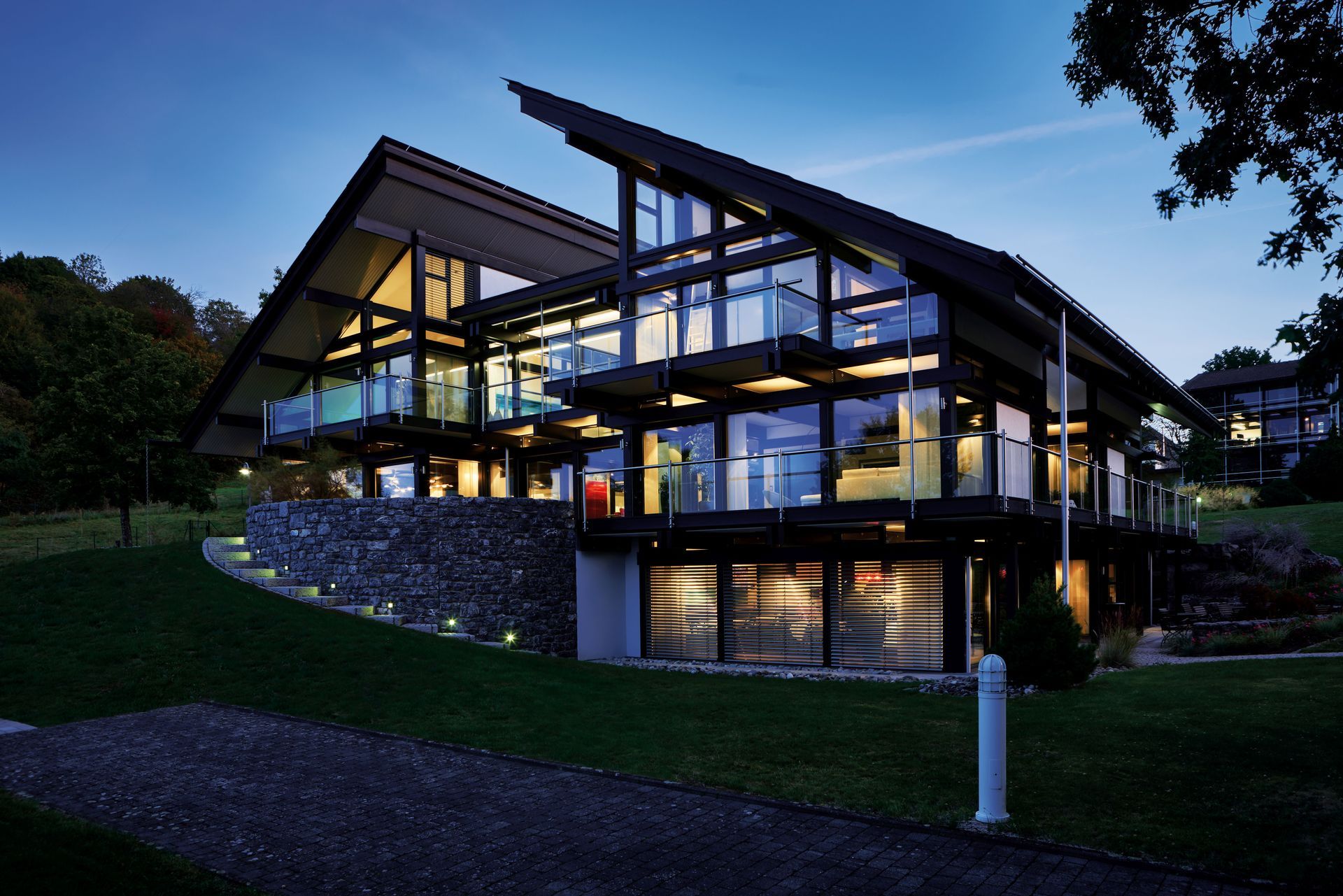 Modernes Wohnhaus mit großen Fenstern