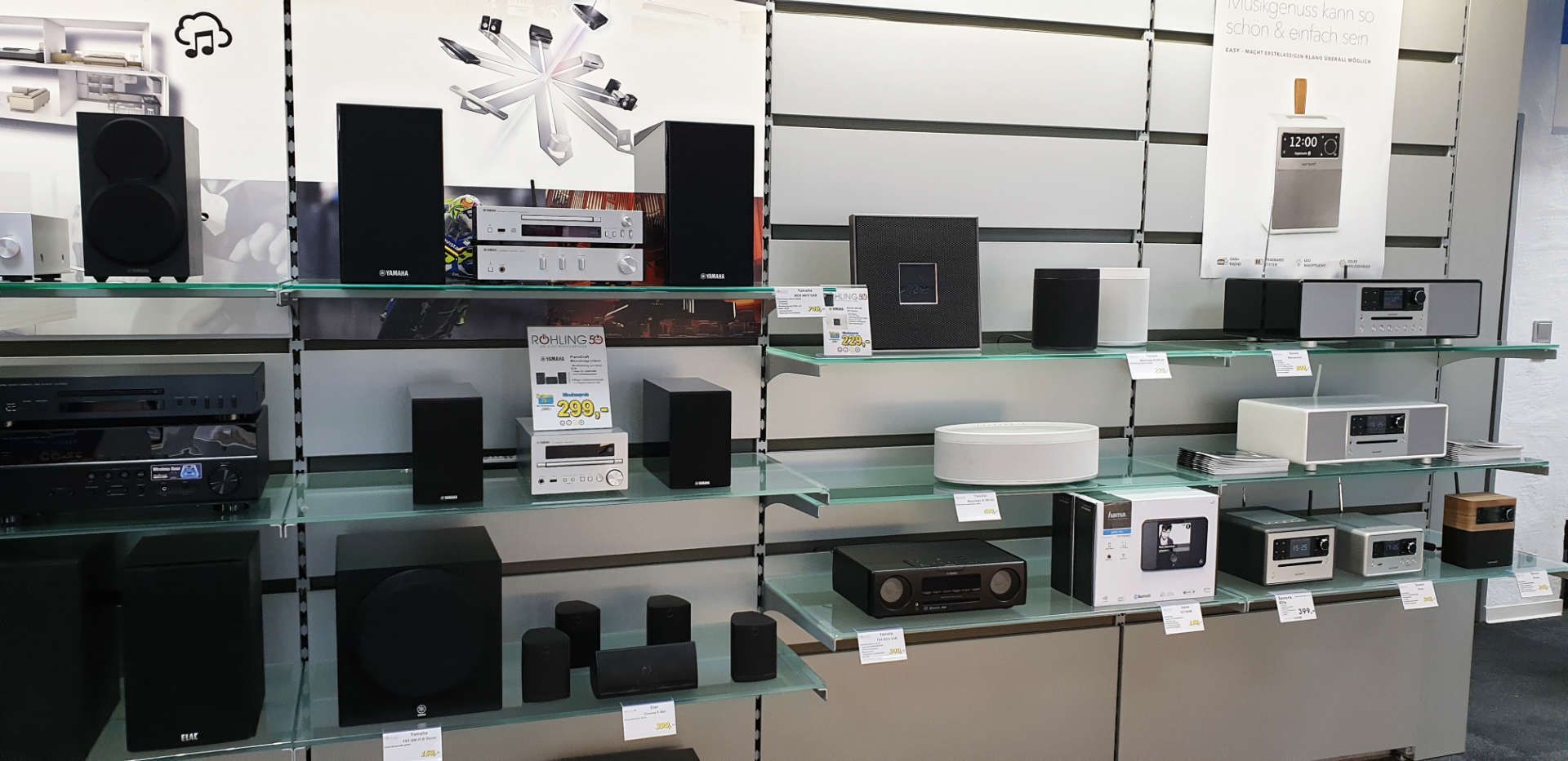 Radio Regale im Verkaufsraum