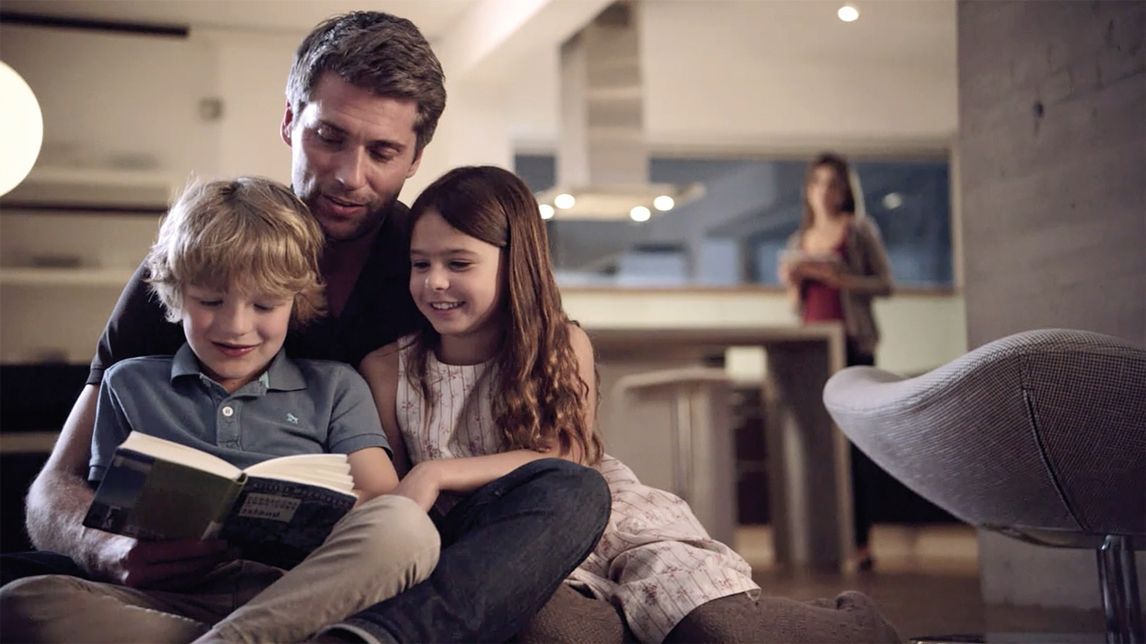 Familie liest ein Buch