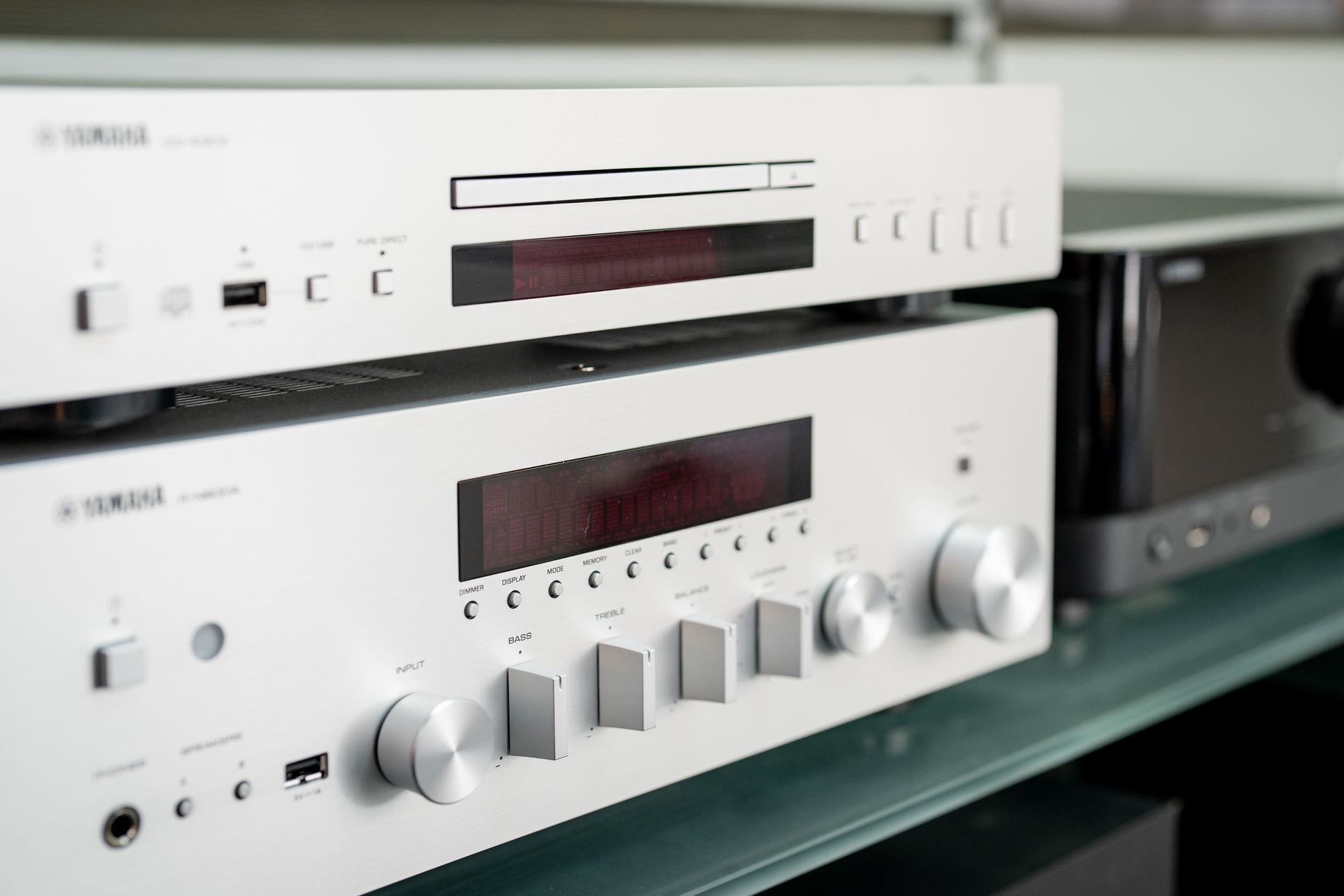 Radio Regale im Verkaufsraum