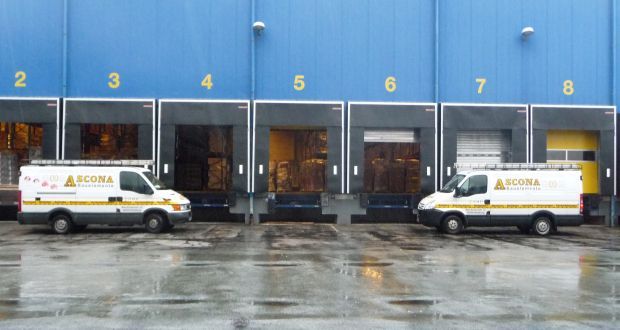 Drei weiße Lieferwagen parkten in einer Reihe, jeder mit dem „ASCONA“-Logo.