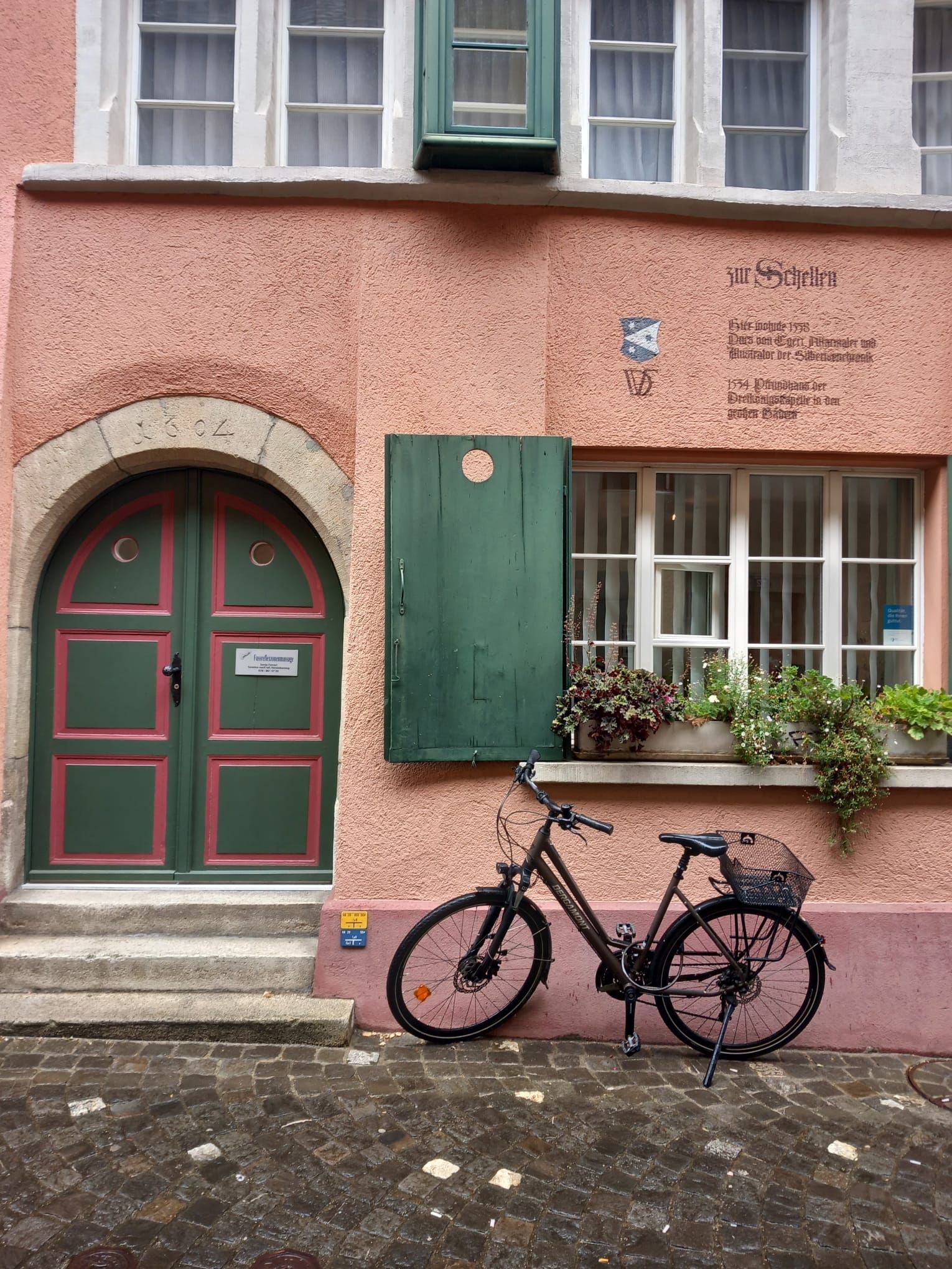 Eine Person bekommt von einem Arzt eine Fußmassage.