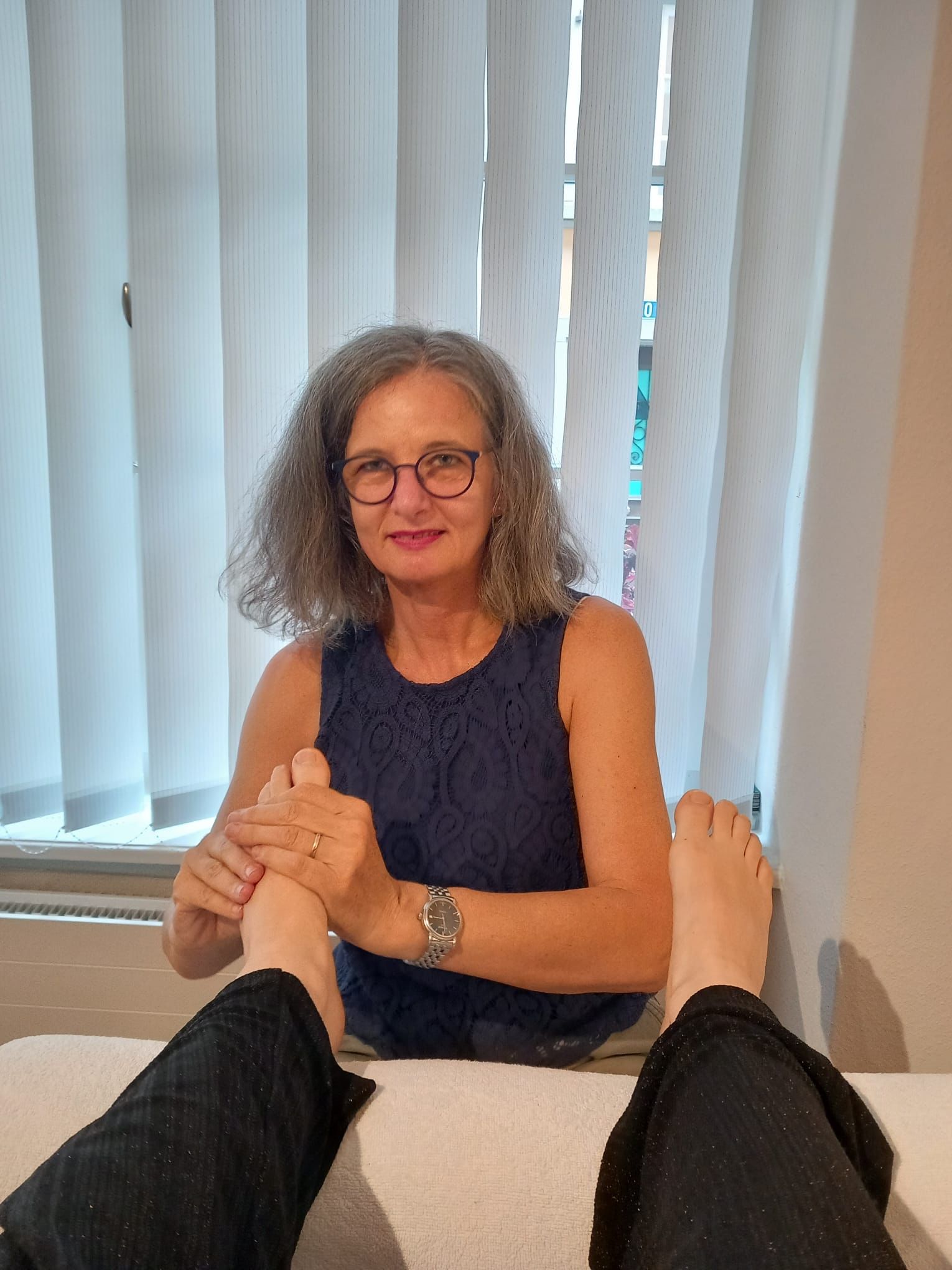 Eine Frau bekommt in einem Spa eine Fußmassage.