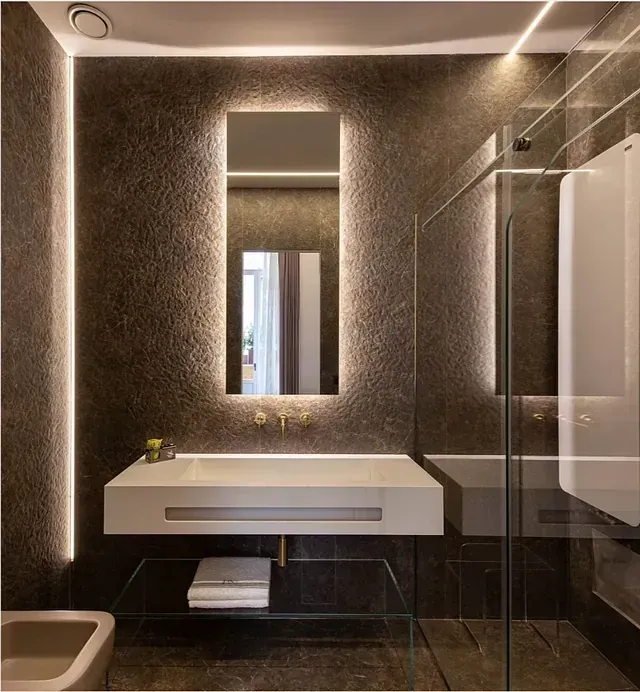 Un baño con lavabo y espejo