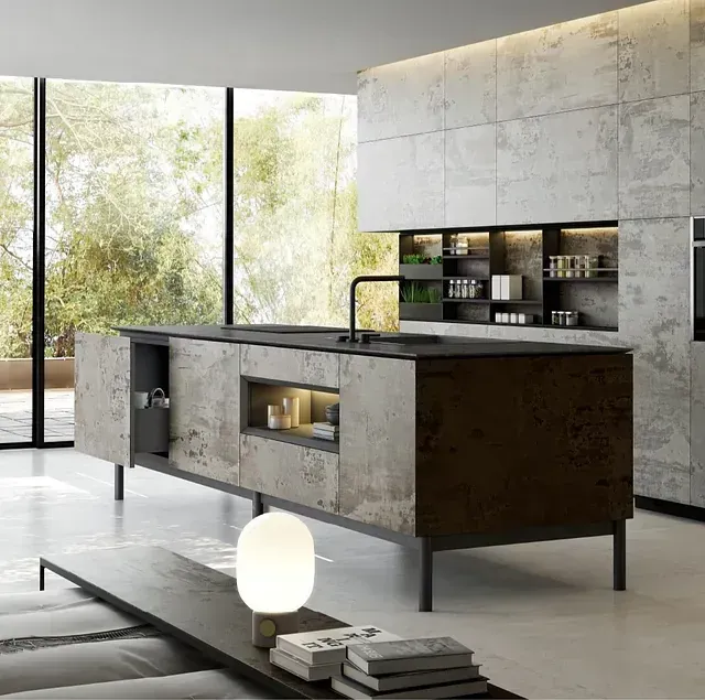 Una cocina con una gran isla y un fregadero.