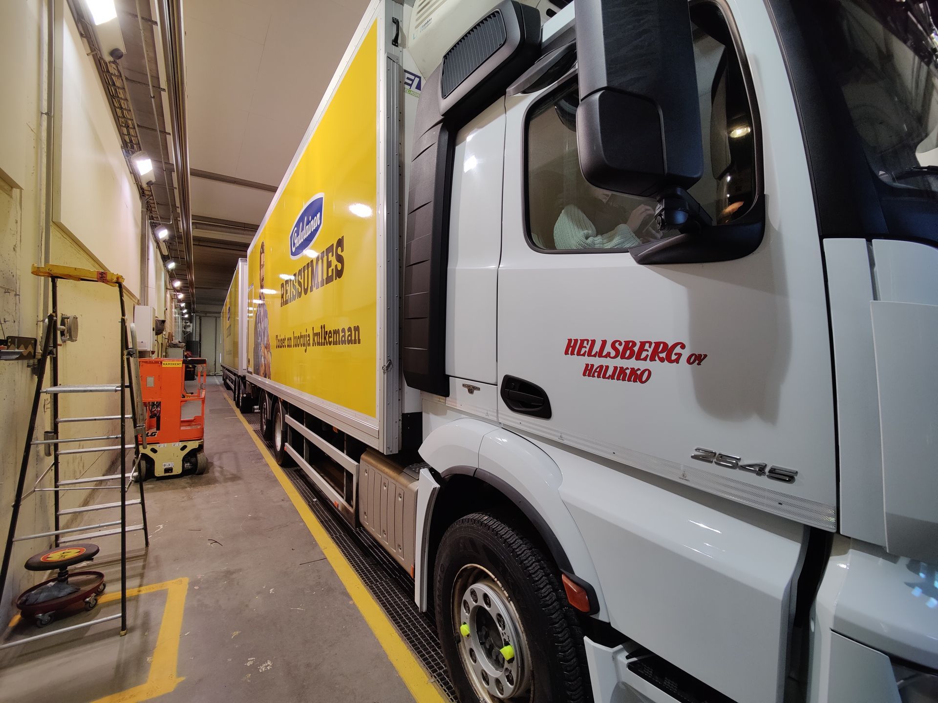 Logistiikan asiantuntija Kuljetus Hellsberg Oy palvelee kolmannessa polvessa.