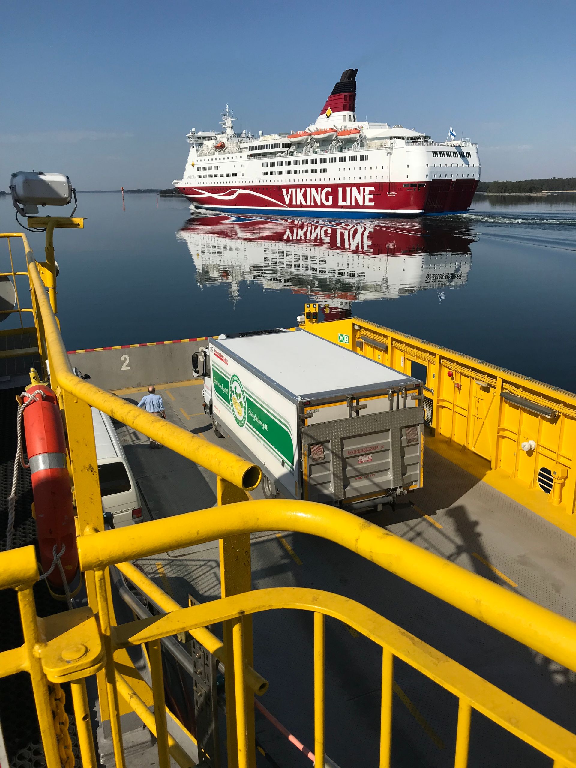 Lounaisjakelun kuljetuskalustoa Turun keskustan terminaalilla.