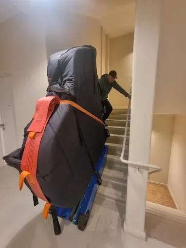 Transport d'un piano dans l'escalier