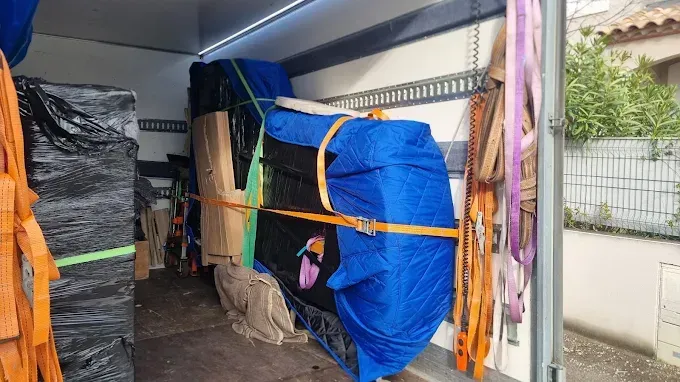 Piano prêt pour le transport dans le camion