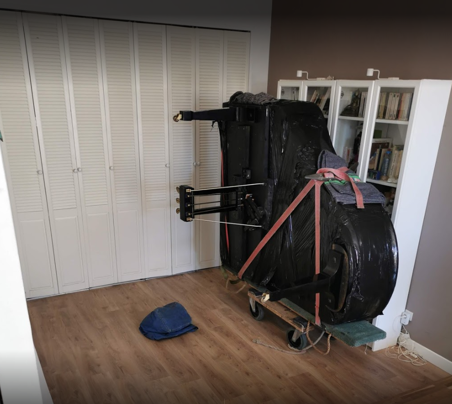 Piano noir qui va être déménagé