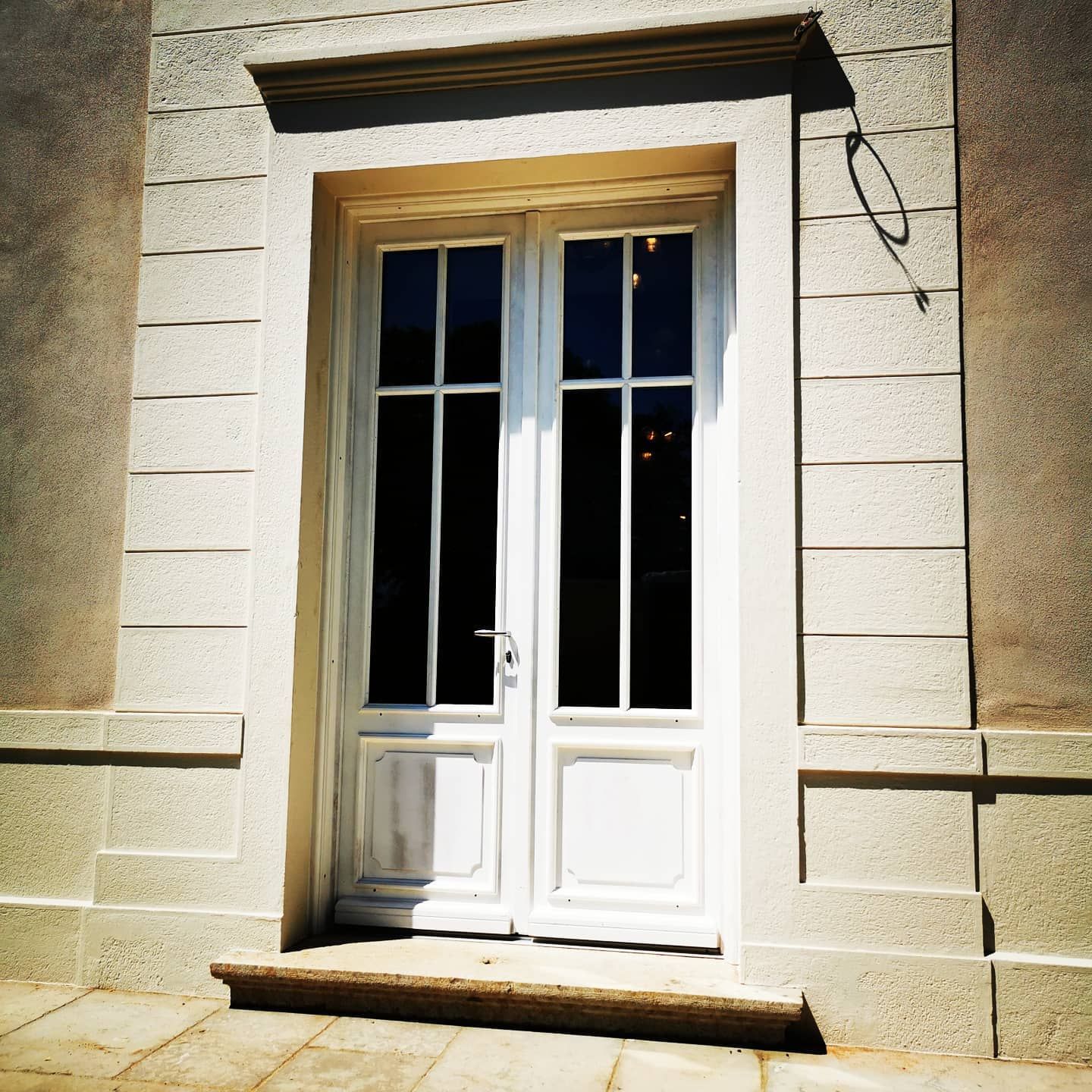 Maison blanche aux volets blancs