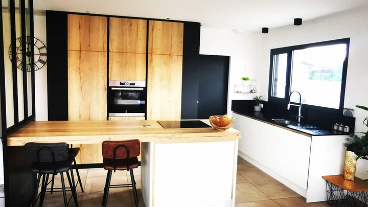 Cuisine lumineuse en bois blanche et noire