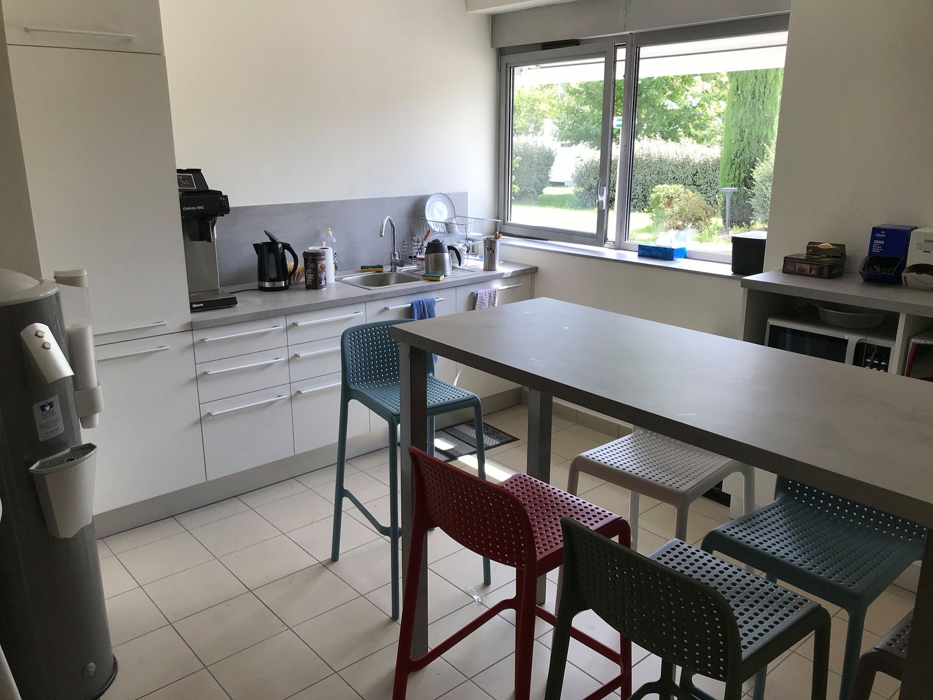 Cuisine de collectivité blanche et lumineuse