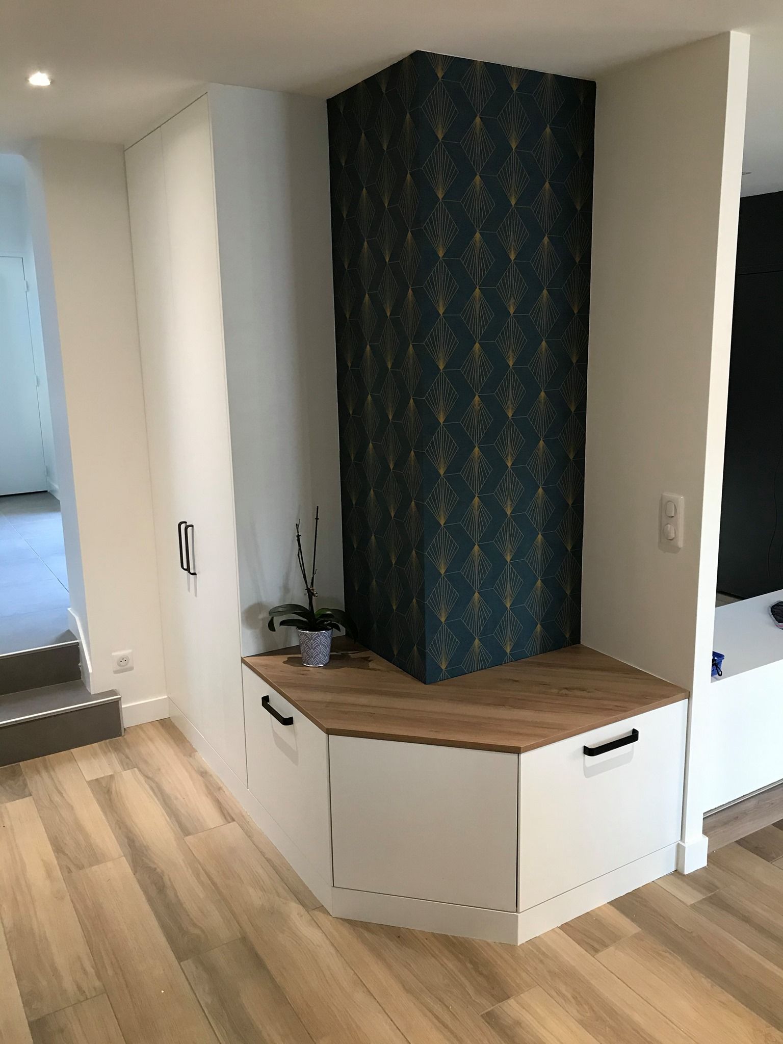 Meuble d'angle blanc et papier peint