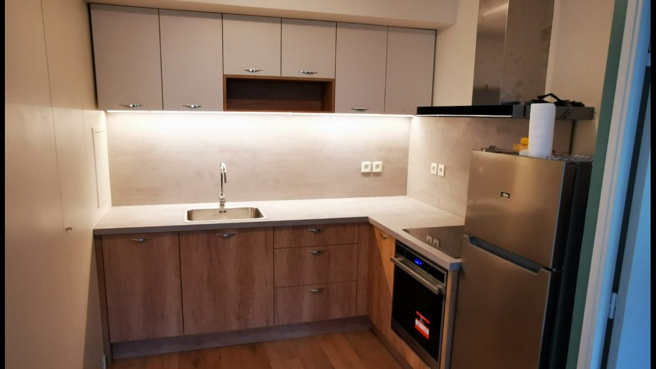 Cuisine blanche et en bois très éclairée