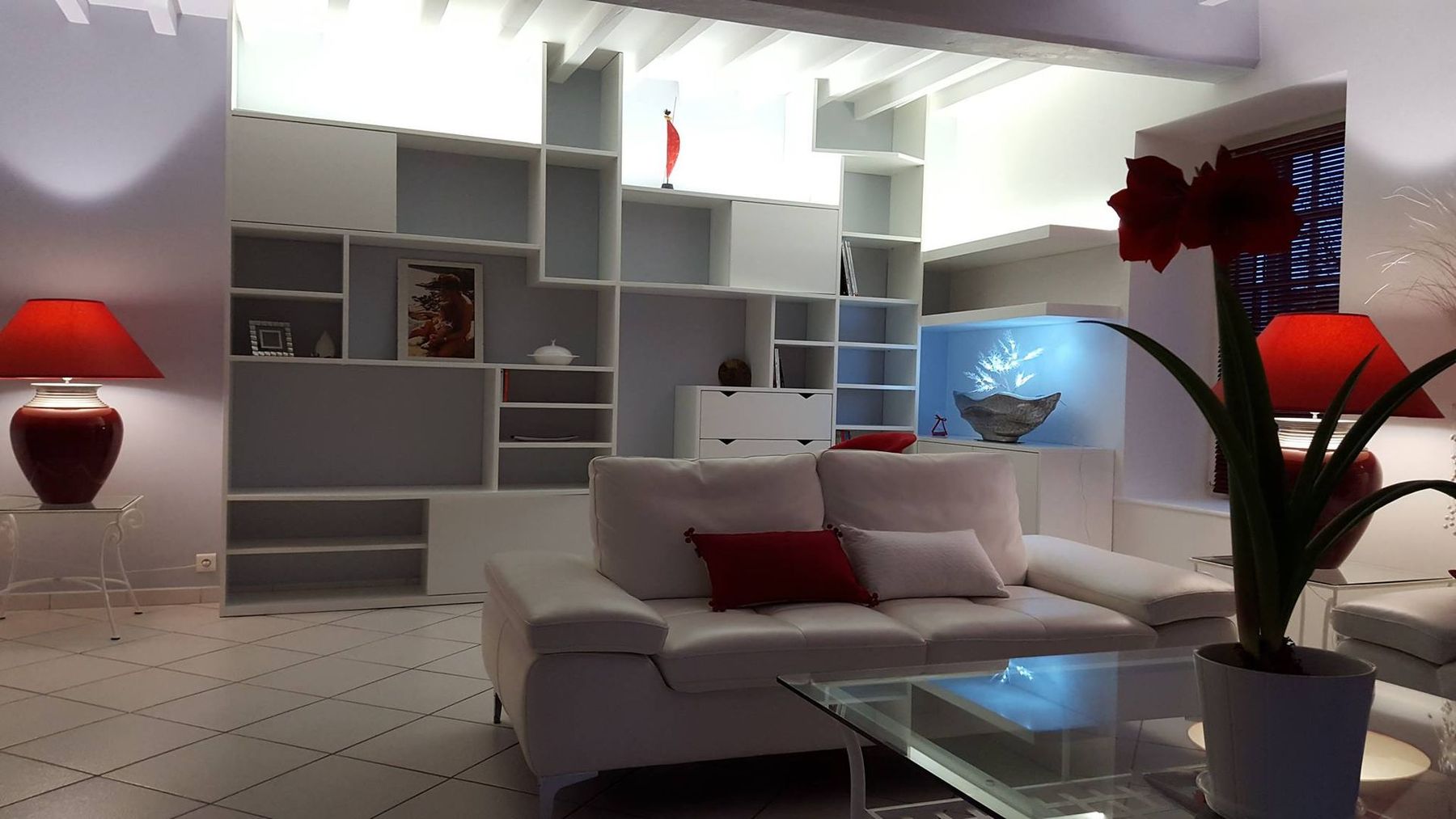Grand salon blanc avec une bibliothèque blanche