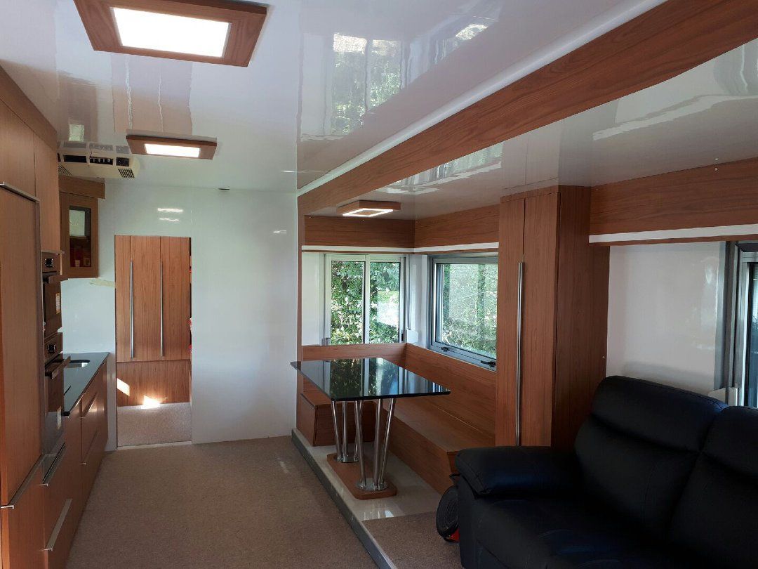 Intérieur d'une caravane en bois brillant